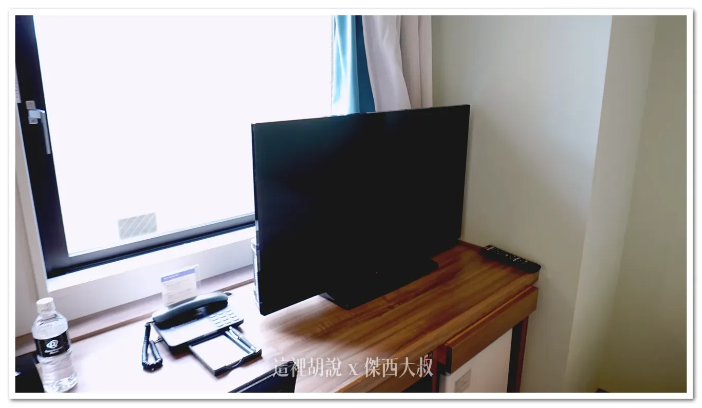 一旁就是電視對於電視兒童來說非常的人性化