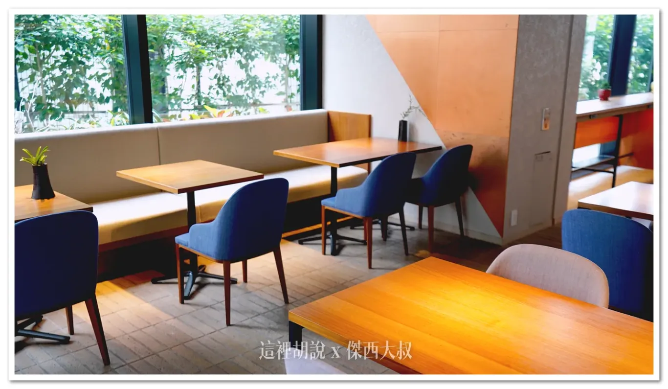 大廳的空間另外一頭就是OMO Cafe & Bar,提供餐飲的服務 大廳的空間另外一頭就是OMO Cafe & Bar,提供餐飲的服務