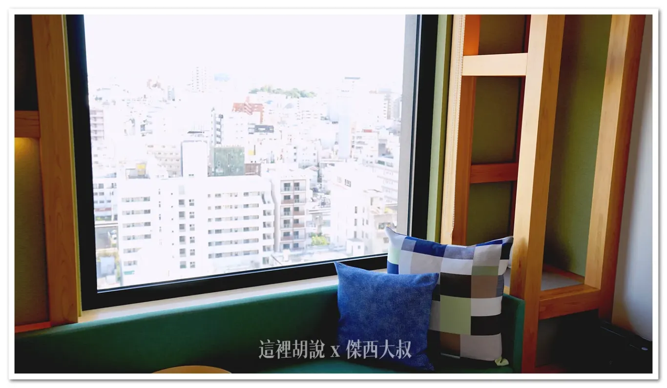 小沙發看出去就是沖繩的風景,傑西這次入住的是市景房 小沙發看出去就是沖繩的風景,傑西這次入住的是市景房