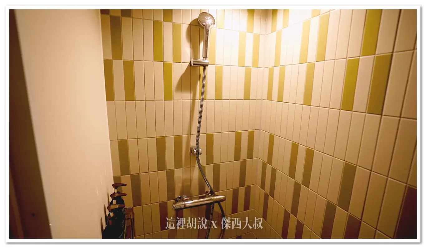 淋浴間裡頭,當然溫控龍頭也是基本必備 淋浴間裡頭,當然溫控龍頭也是基本必備
