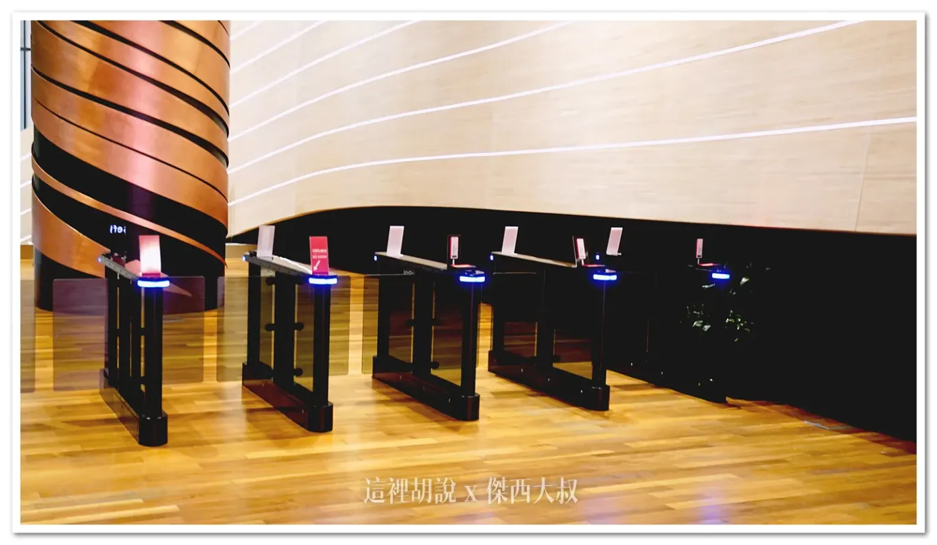 如果持有登機證，就可以直接刷入