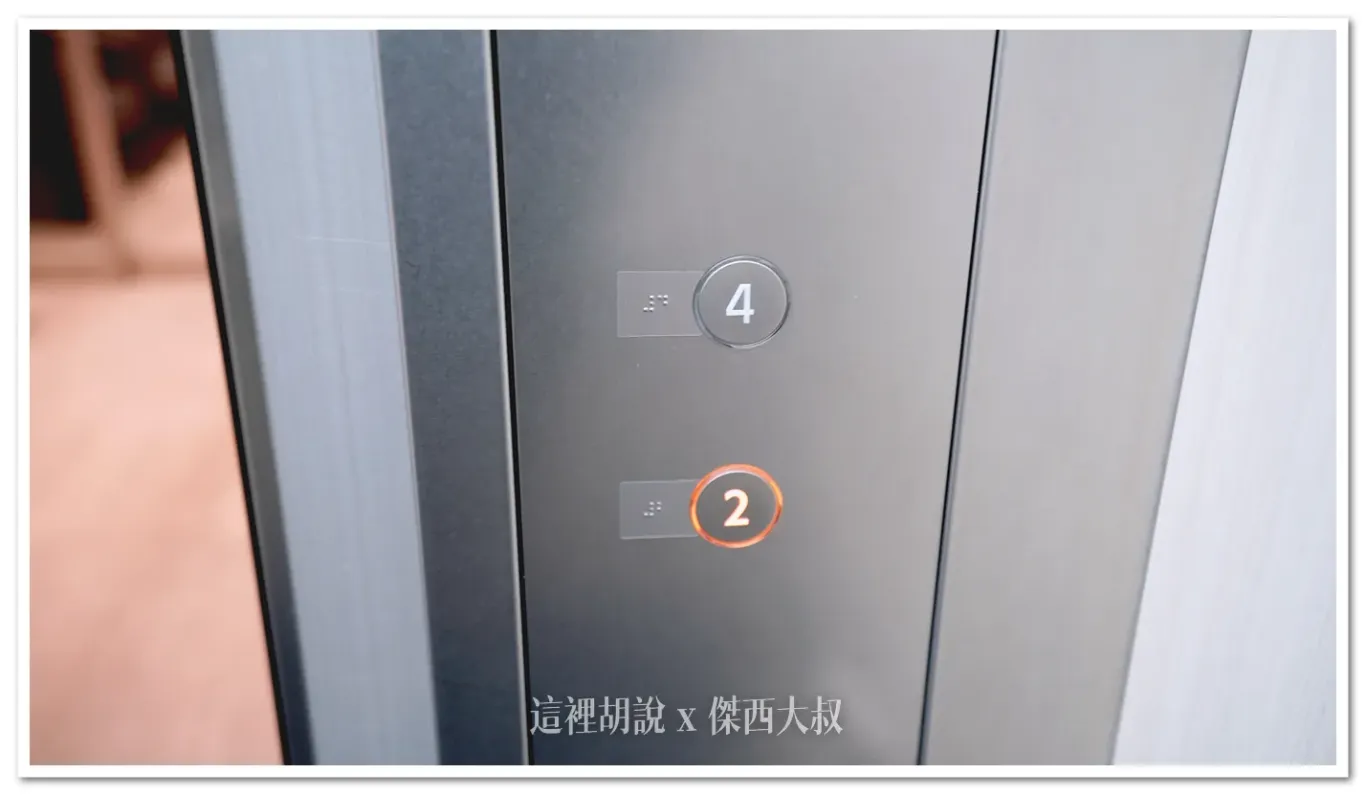 登機門在二樓，貴賓室在四樓