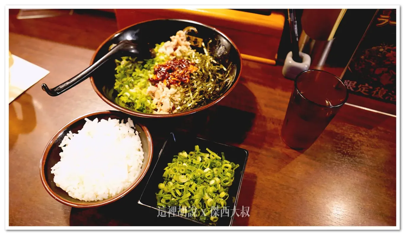 這次先點的是他們家的特製乾麵『美味辛辣辣油拌麵』，因為看到是限定時間所以就點來吃看看