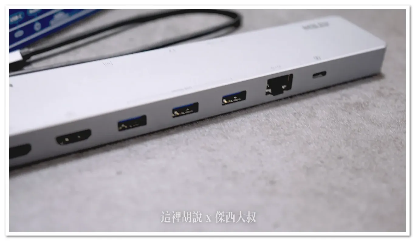 由左至右,兩個HDMI三個TYPE A USB 3.01GB有線網路孔 由左至右,兩個HDMI三個TYPE A USB 3.01GB有線網路孔
