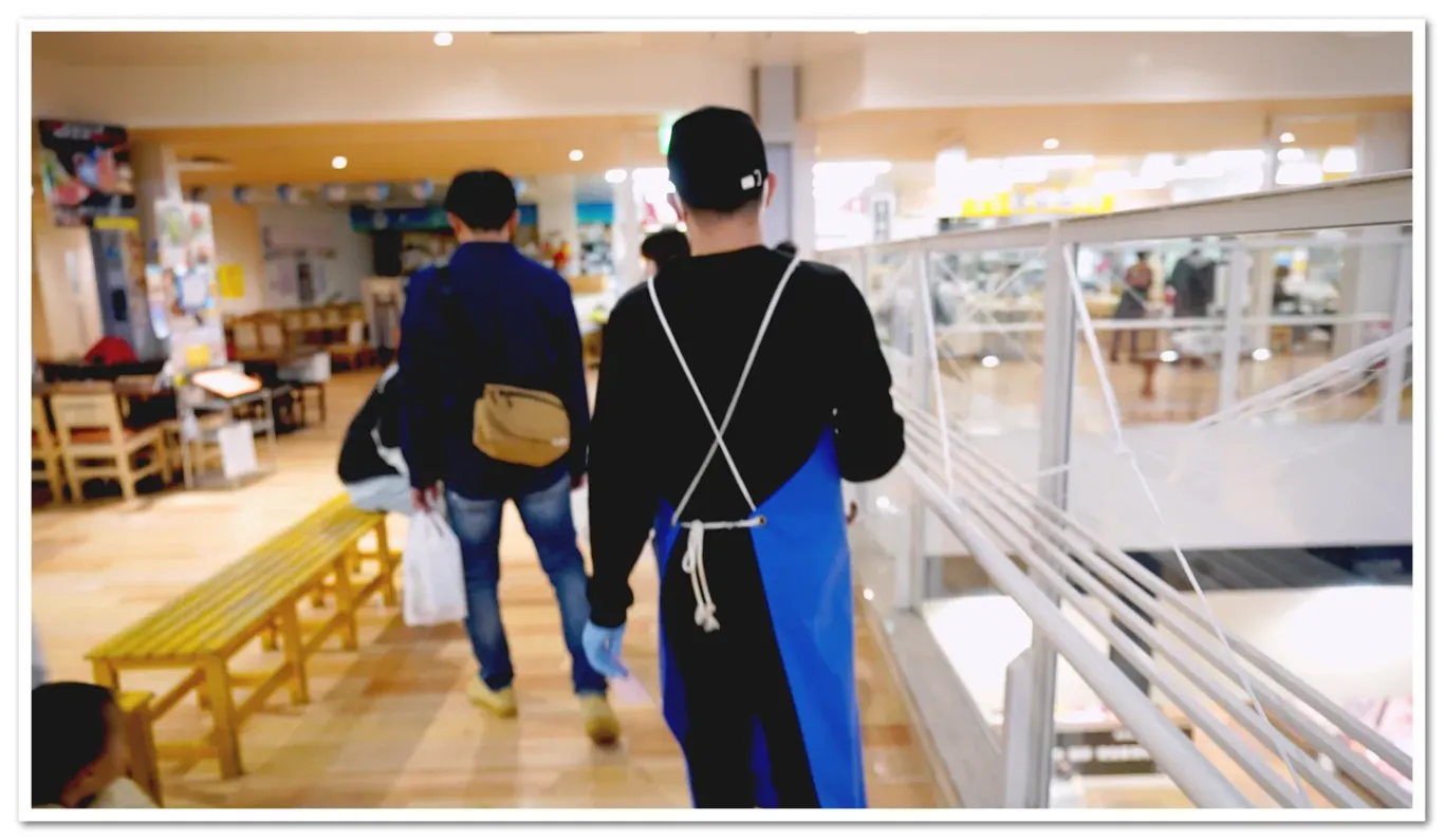 付款完畢，海產店小哥會先分切好魚類裝在塑膠袋當中然後帶你去合作的店家，每一間海產店都有指定合作的店家