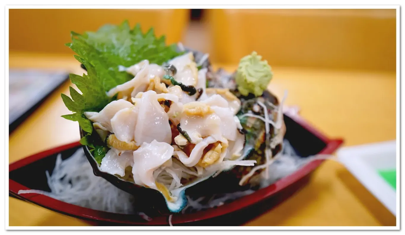 夜光貝生魚片，吃起來的口感跟其他貝類差不多，但需要咀嚼一下建議一顆月光貝四個人分就好，因為太多反而也會吃不完