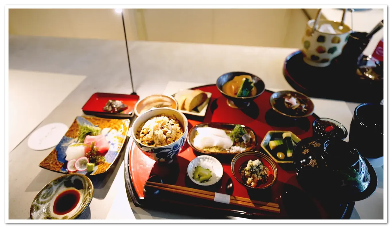 沖繩那霸 くにんだ那覇 會席料理上菜 一次吃到沖繩在地料理 - 這裡胡說 JL TALKS