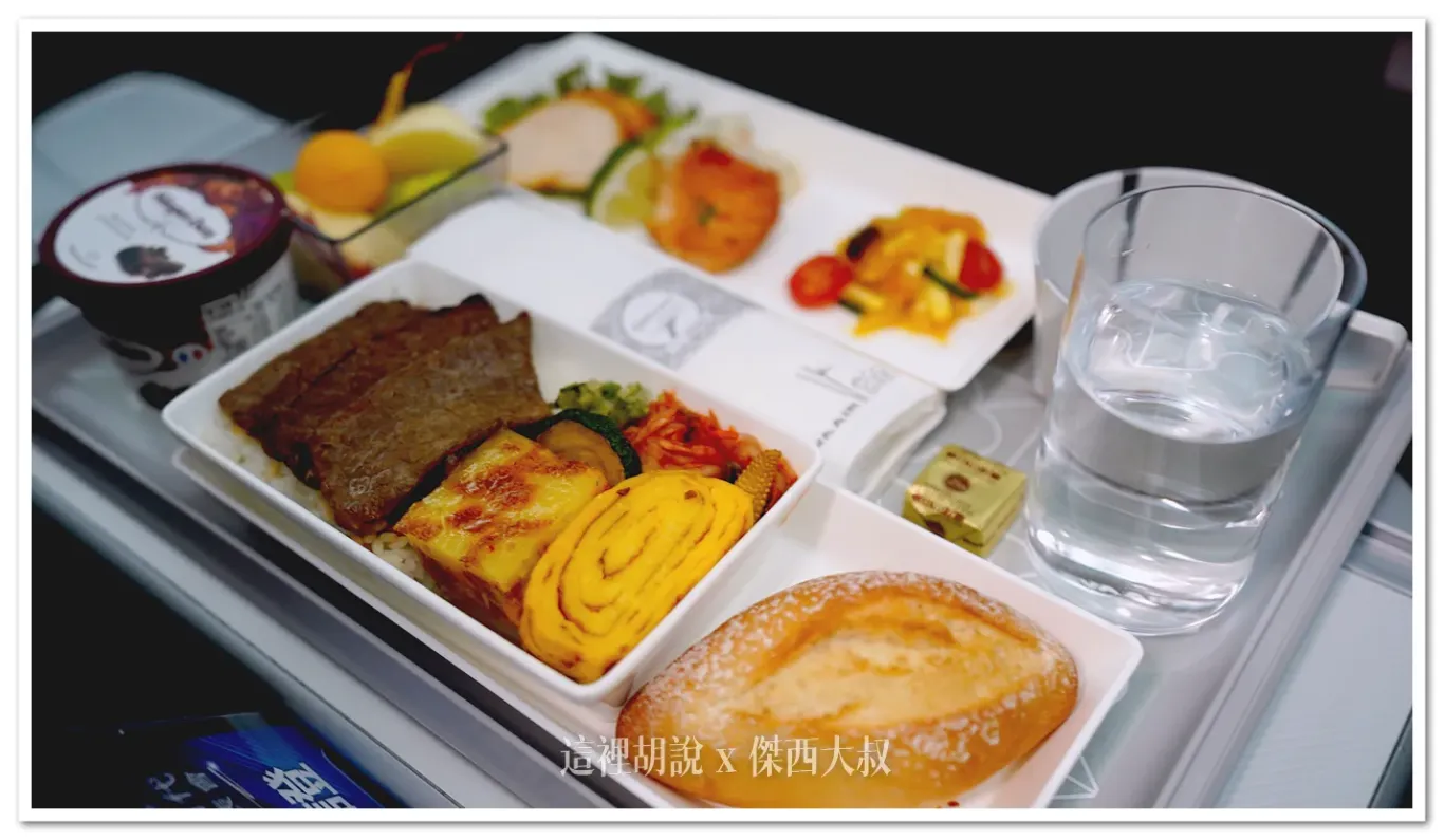 The meal tray is from the century-old Italian brand Guzzini, and the napkins are made from bamboo fiber for an eco-friendly option.The image shows Old Kanpai Japanese A5 Wagyu BBQ Rice (available on select flights departing from Taipei).