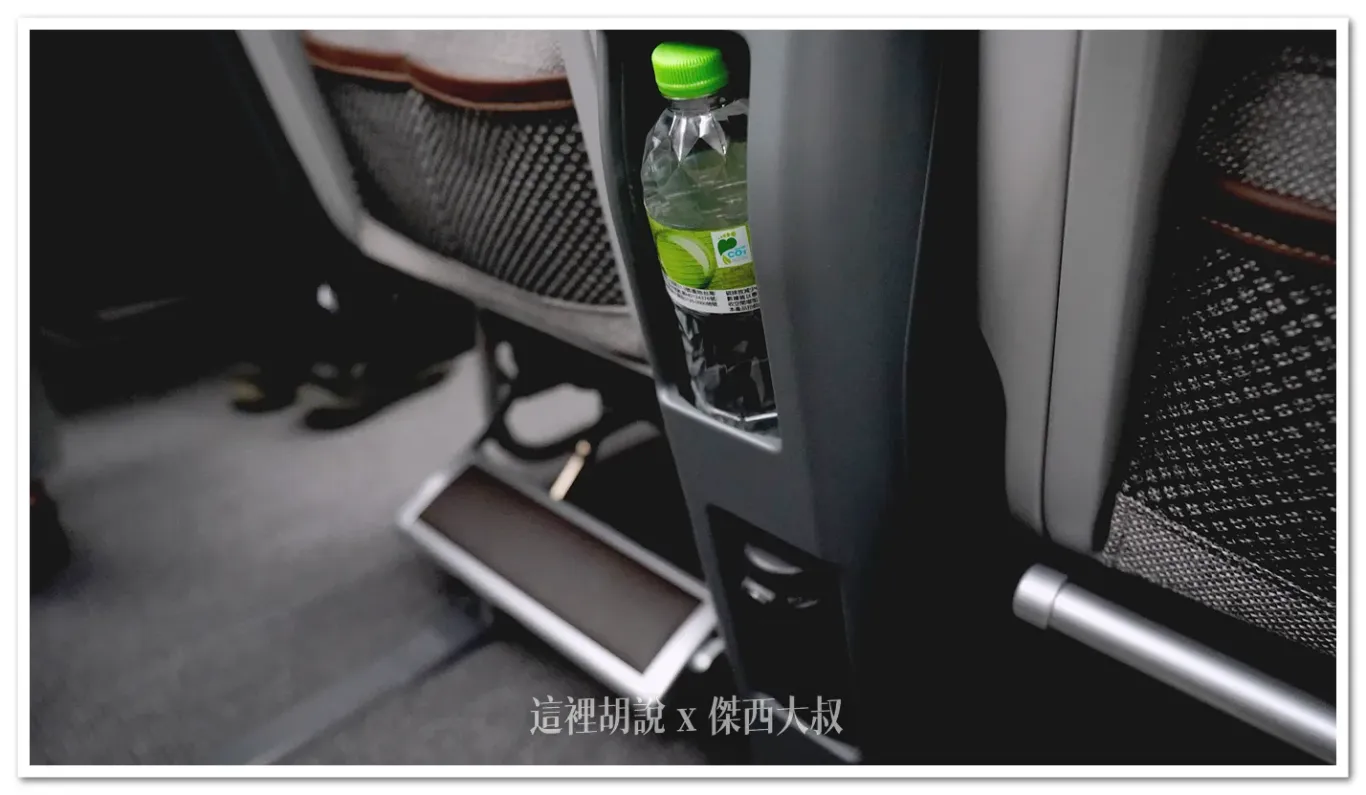 The water bottle holder, located on the center armrest of the seat, is moved forward starting from the second row. Jesse’s larger thermos bottle can also fit in this holder.
