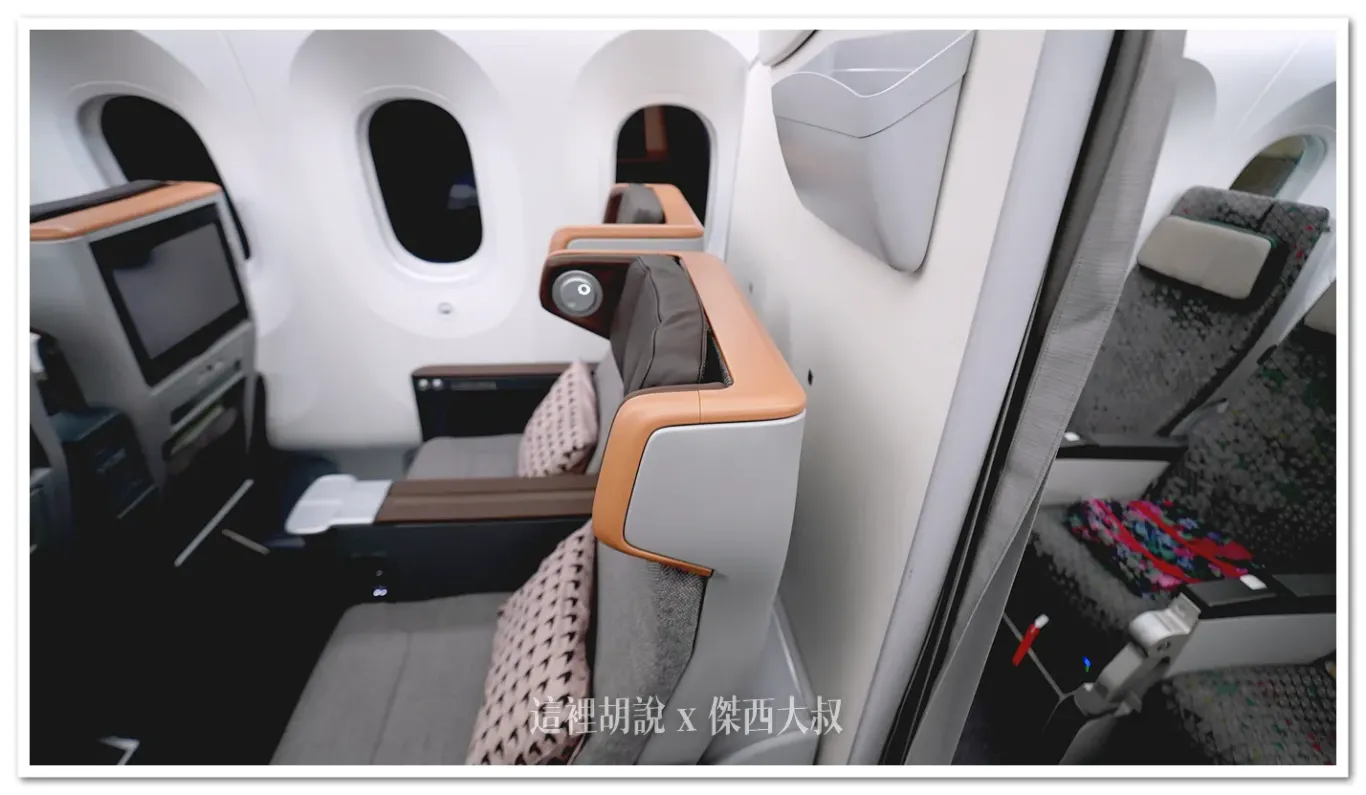 Seat 23HK on the right side is the last row of Premium Economy Class, featuring a reclining space, with the wall of Economy Class located behind it.