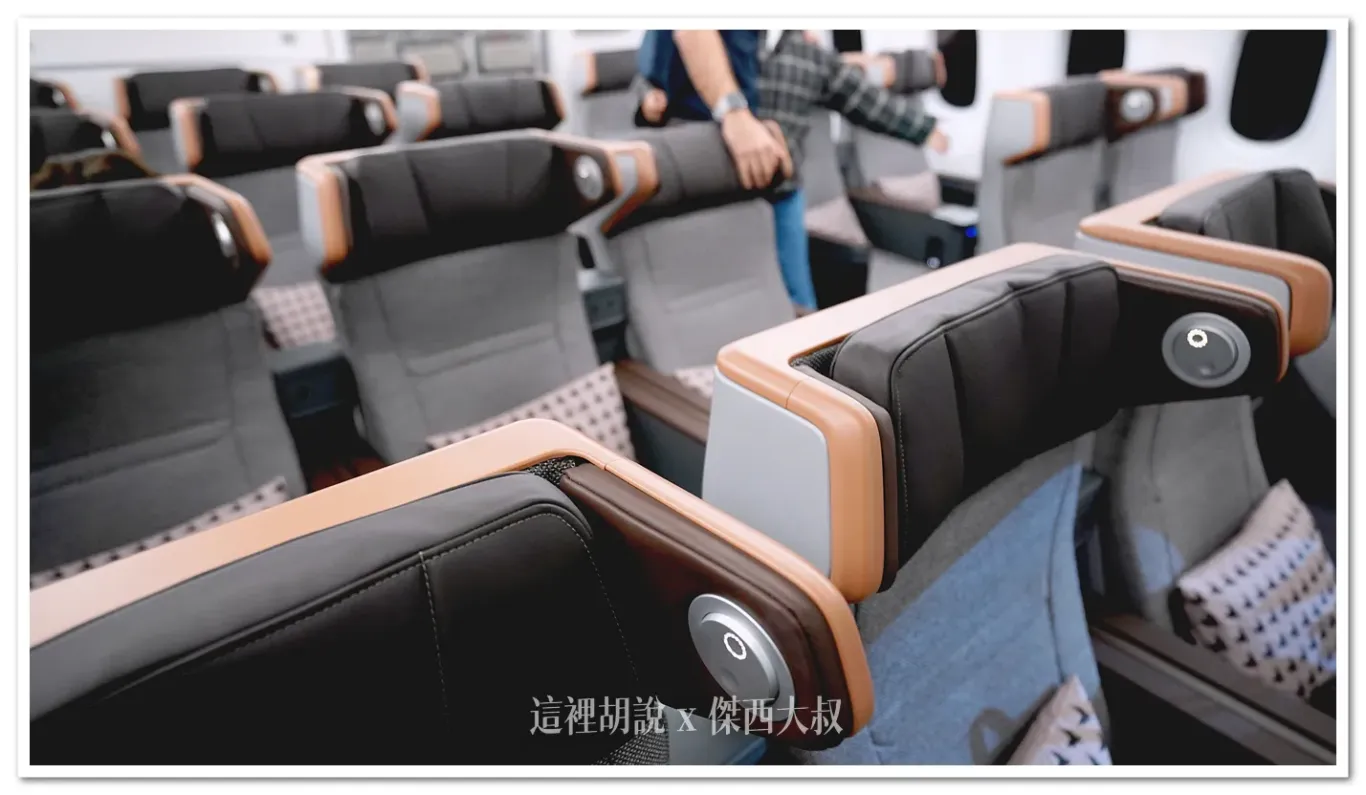 The most distinctive feature of this seat design is its headrest area.