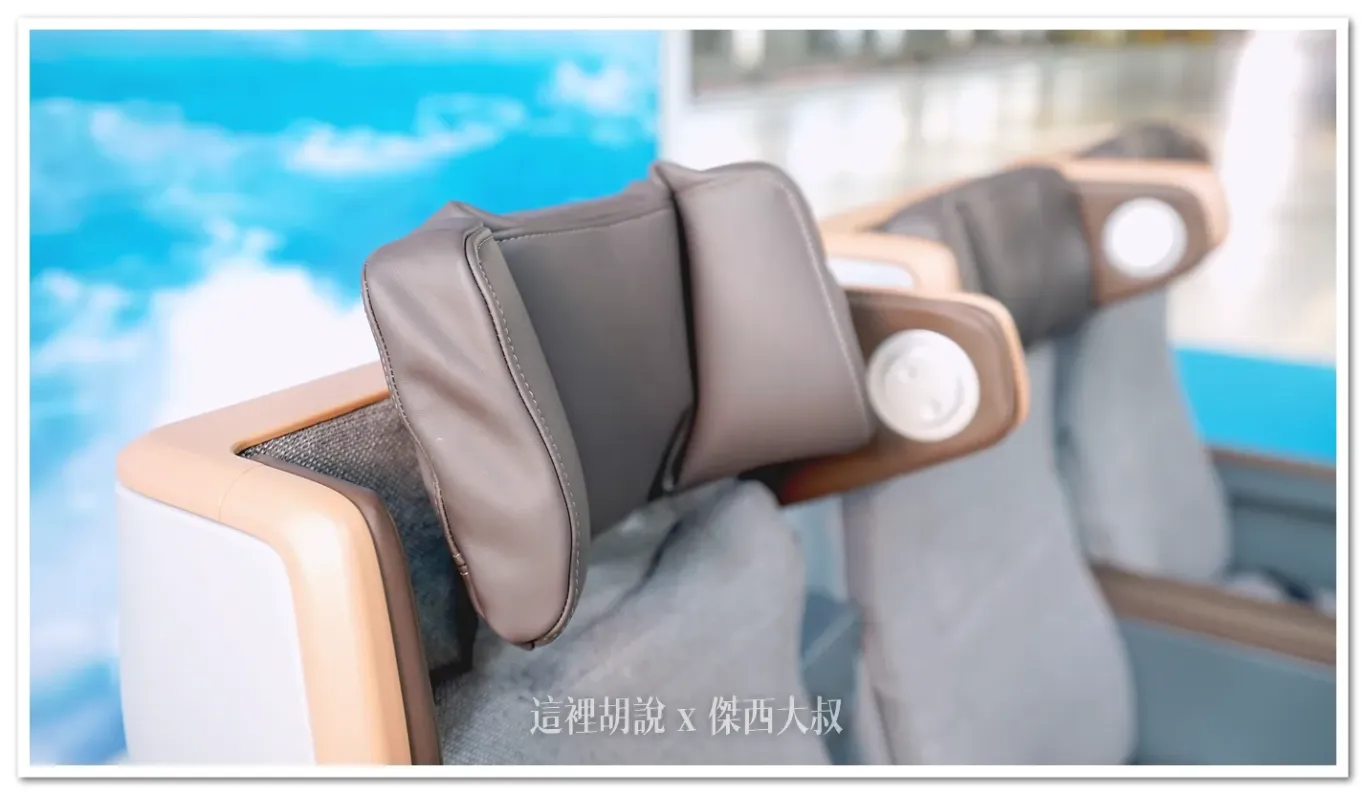 The headrest can be adjusted in six directions: folding the side wings inward, moving up and down, and adjusting the tilt angle. This allows passengers to find the most comfortable position.