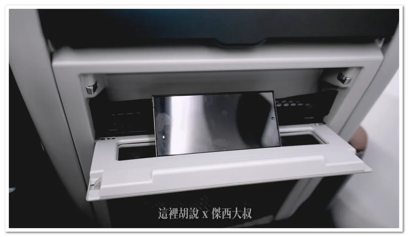 A smartphone can also be placed on the upper section, and this space can easily accommodate a 10-inch iPad.