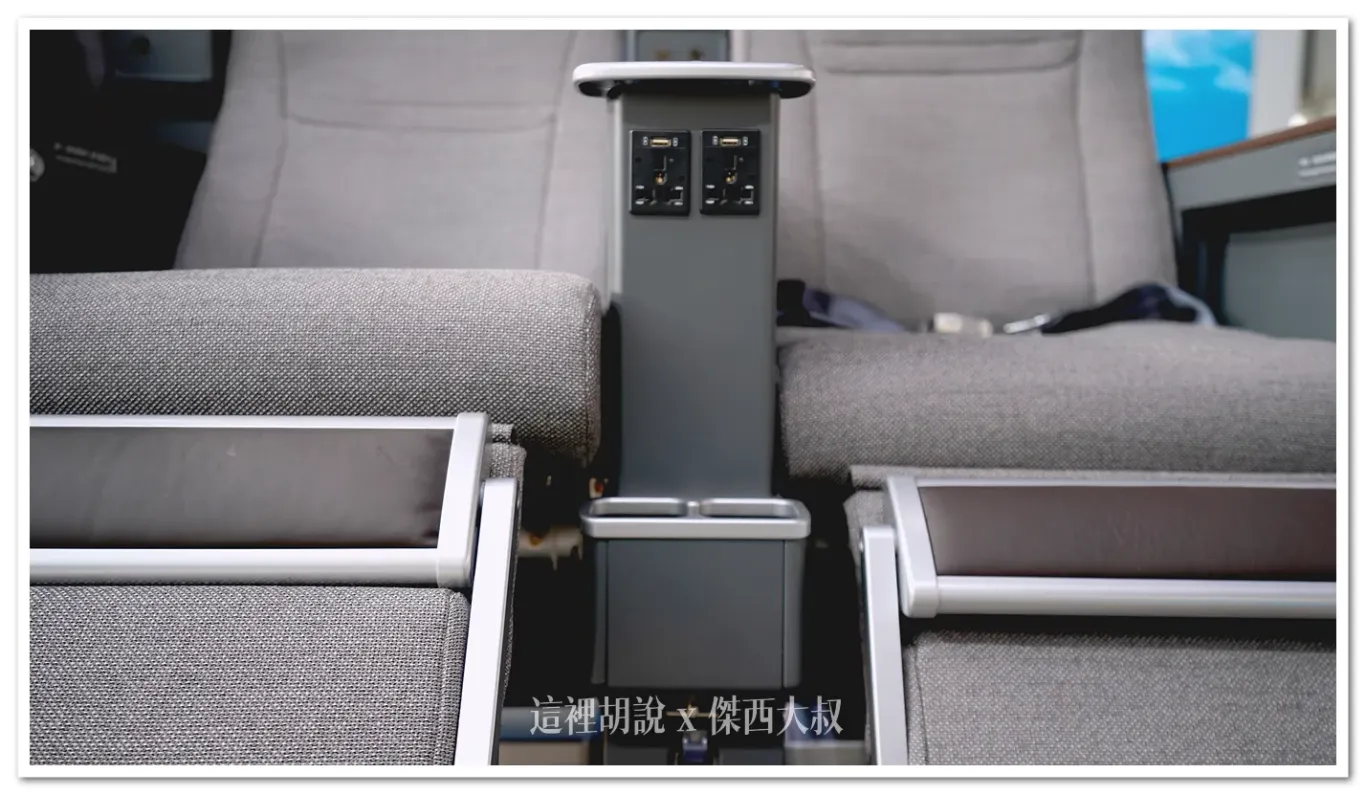 When the seat reclines, it also moves forward and upward, providing better support. This design greatly enhances comfort during long-haul flights. On the left side of the photo, the seat is reclined, while on the right side, the seat is in its normal position.