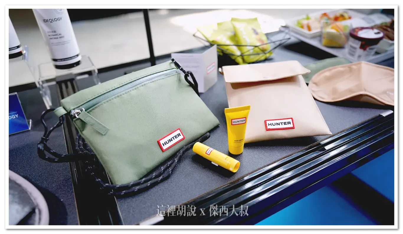 Passengers on long-haul flights to the United States, Canada, and Europe will receive a new overnight kit in collaboration with the renowned UK brand HUNTER.Passengers departing from Taipei will receive the olive green version, while return passengers will receive the oatmeal brown version.The kit includes lotion and lip balm, and features a strap design that combines both a fashionable appearance and outdoor functionality.
