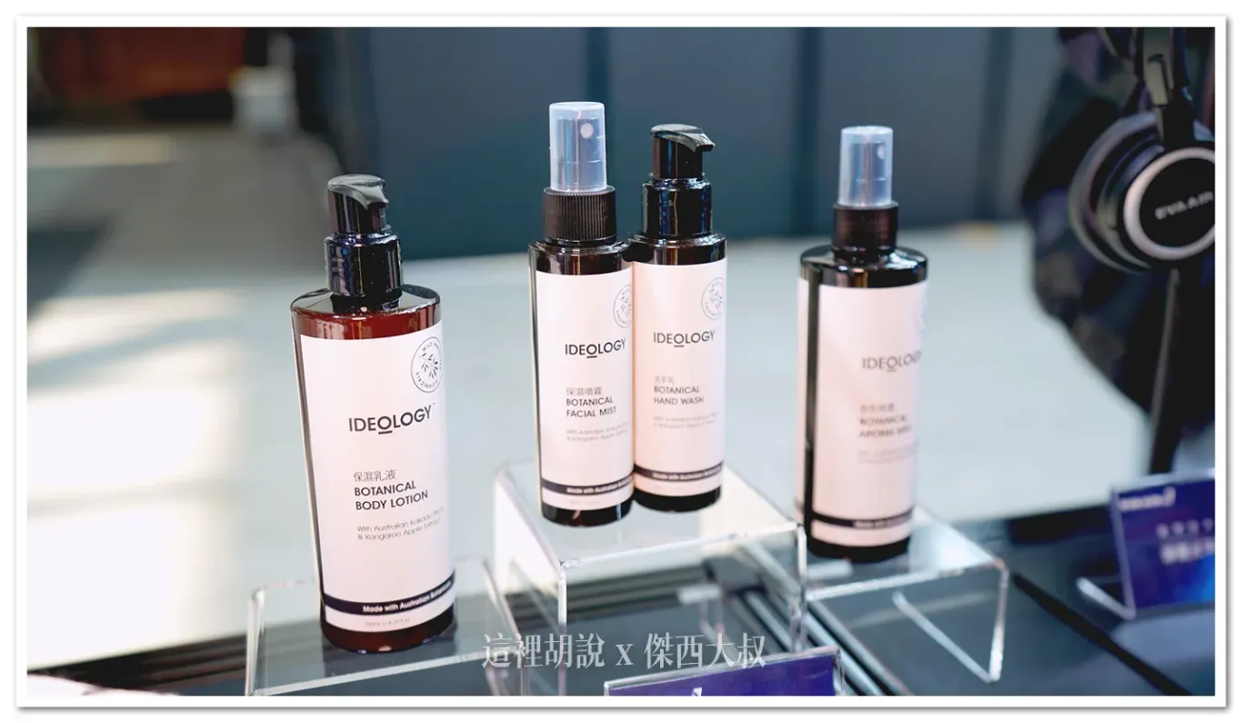 The restroom is equipped with Royal Laurel Class amenities (shared with Business Class).