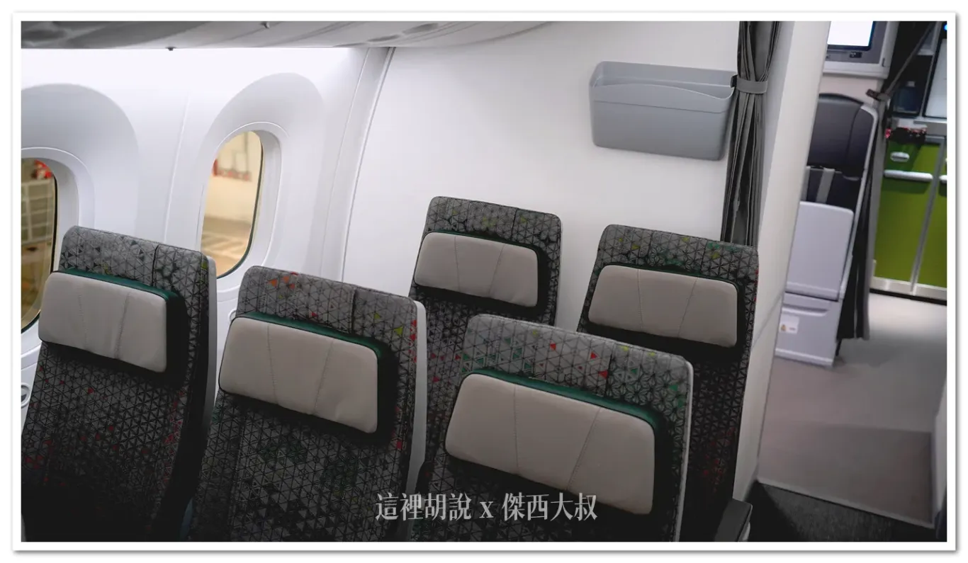 因為客艙空間內縮的關係，所以最後一排74HJ變成兩個人的座位只有右側座位是這樣設計