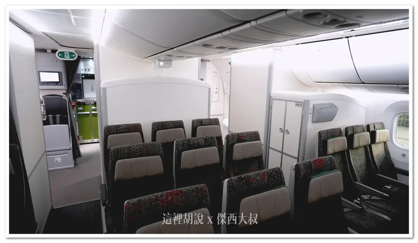 左側因為保留給儲藏空間，所以沒有74排，左側最後一排是73