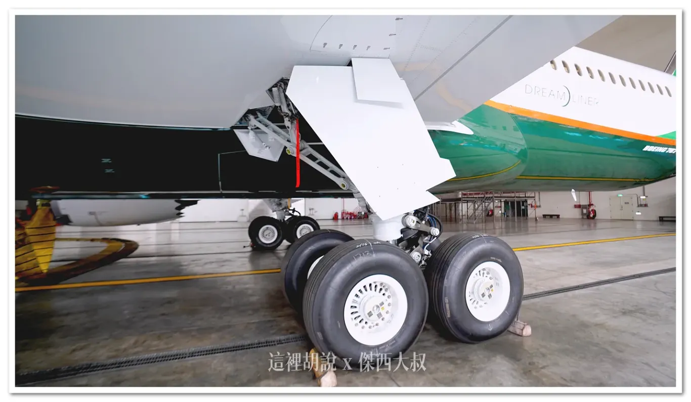 三艙等 787-9 B-17887：主起落架