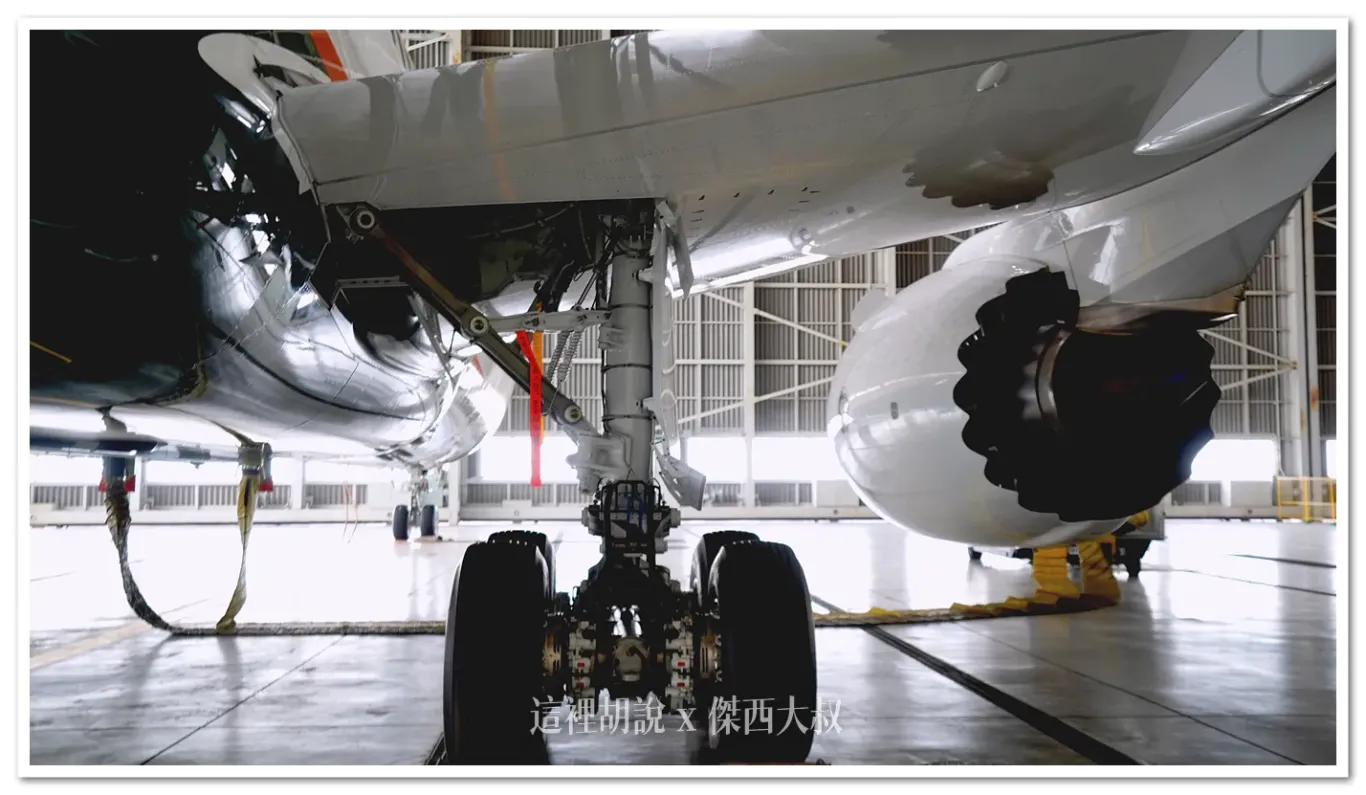 三艙等 787-9 B-17887：從後方拍這右側主起落架