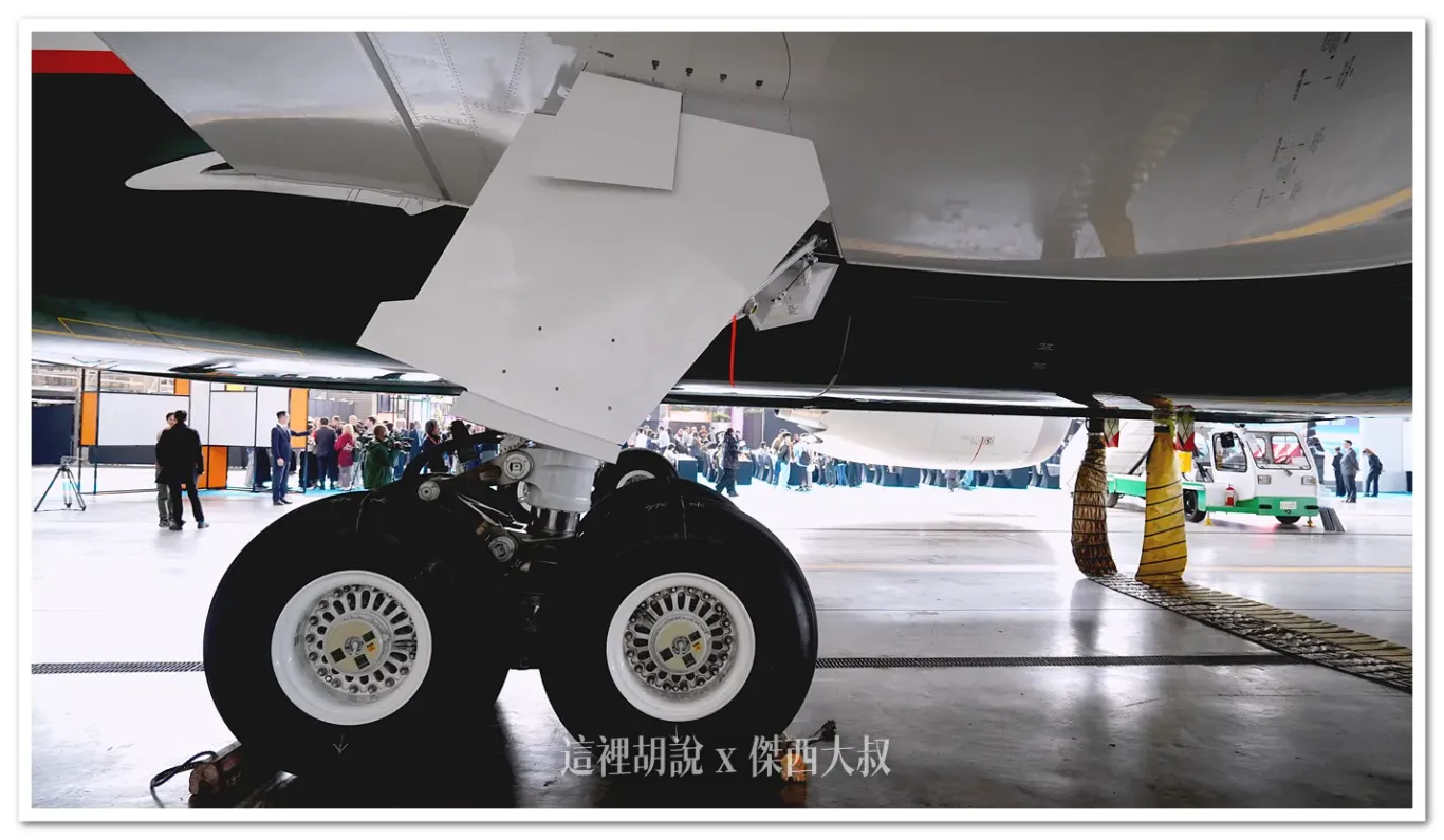長榮航空機隊  三艙等 787-9/78P B-17887 長榮第一台三艙等787記者會 豪華經濟艙發表現場飛機外觀照片集：主輪