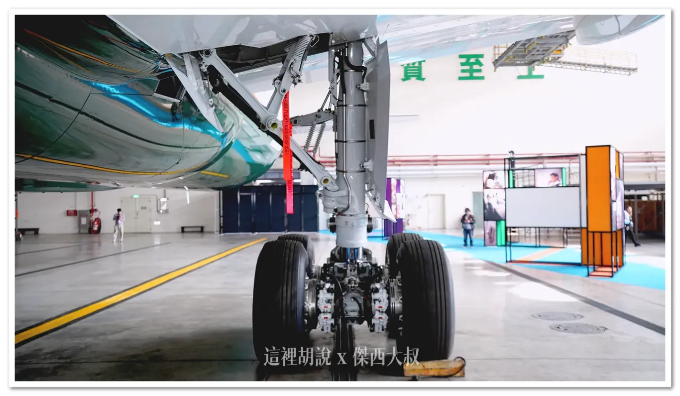 長榮航空機隊  三艙等 787-9/78P B-17887 長榮第一台三艙等787記者會 豪華經濟艙發表現場飛機外觀照片集：主輪