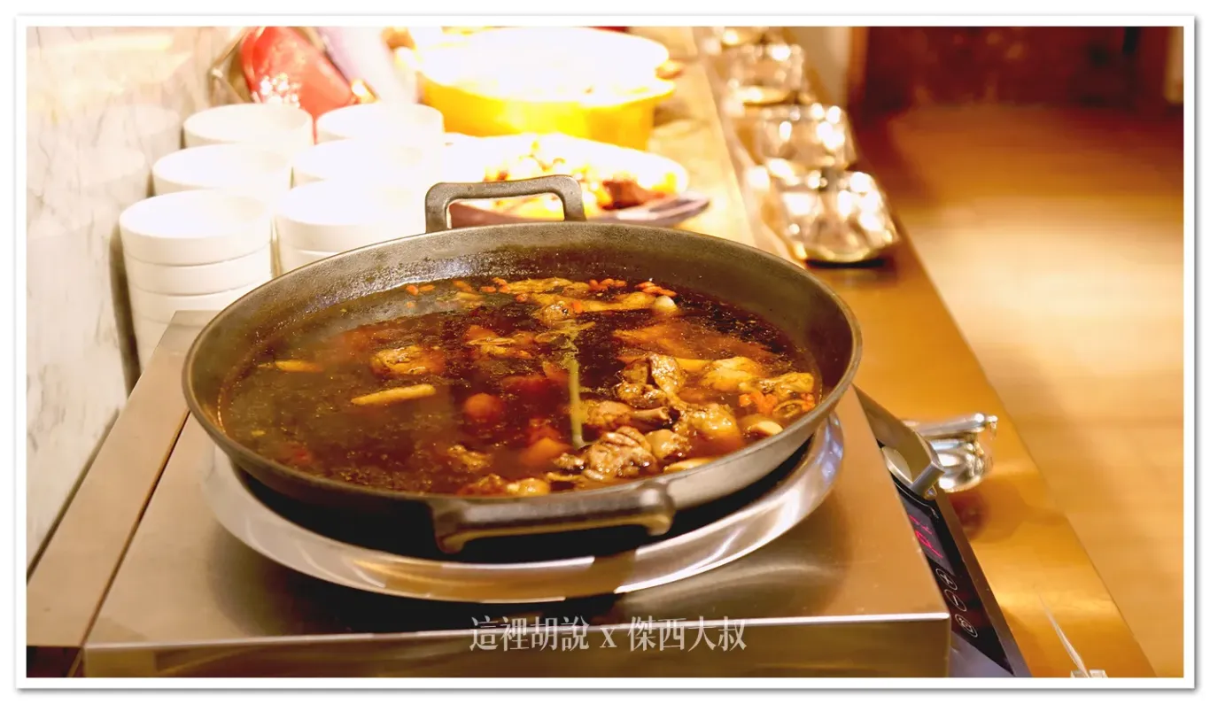 暖胃的藥燉湯：黑蒜杜仲雞湯
