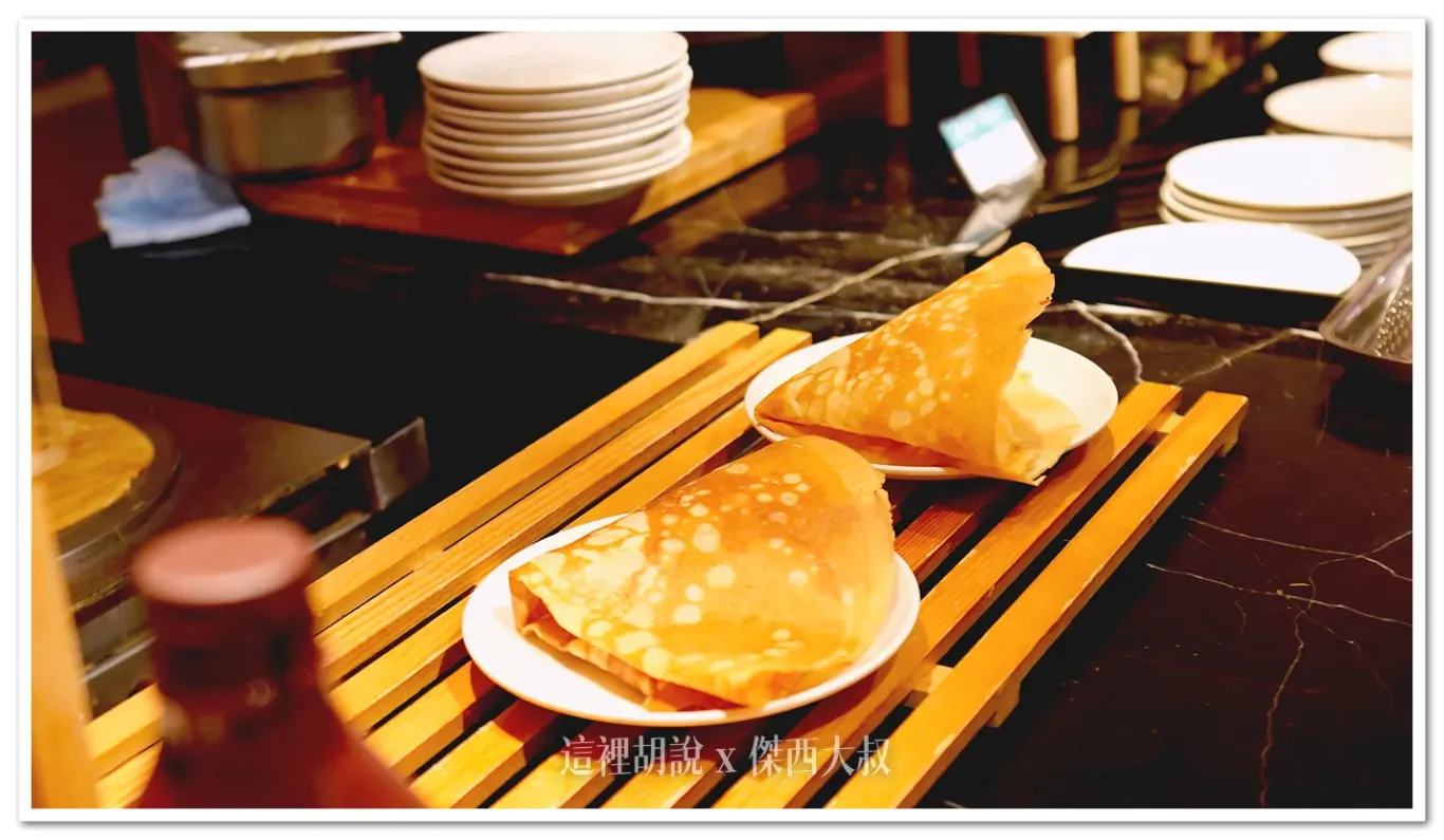 現烤的可麗餅、可以加上一球冰淇淋撒上一旁準備好的糖飾
