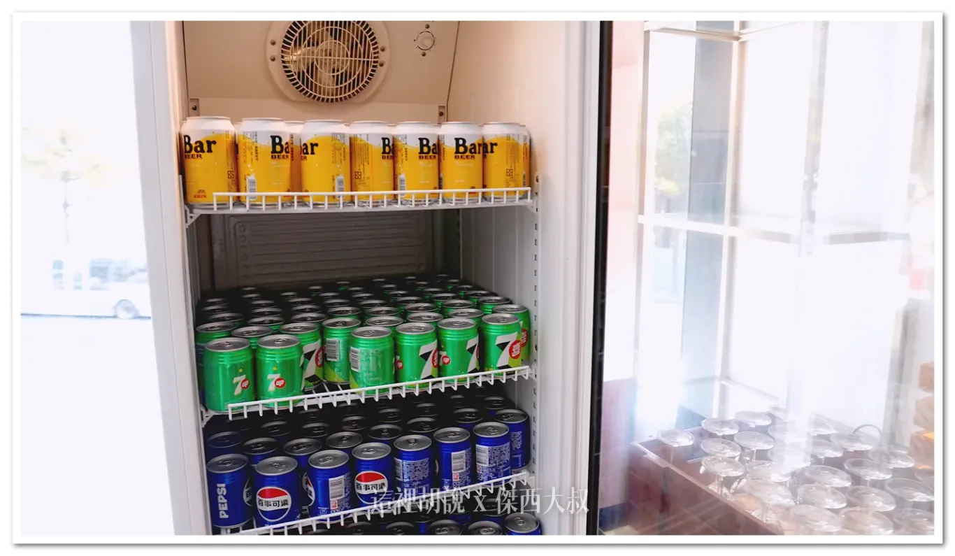 罐裝飲料有啤酒跟其他軟性飲料喝酒不開車 開車不喝酒 未滿十八歲請勿飲酒