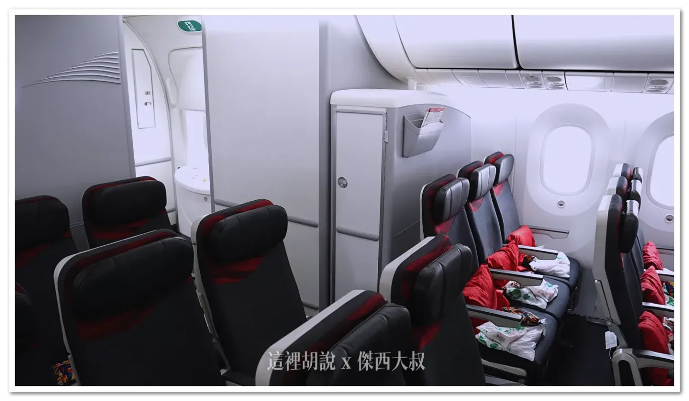 土耳其航空 787-9 經濟艙第二區最後一排，可以後躺 ABC後方為櫃子，再來才是廁所