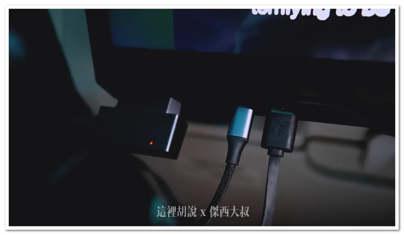 最左邊的是我的藍牙發射器中間是TYPE C充電最右邊是USB TYPE A充電土航飛機尚沒有插頭可以充電