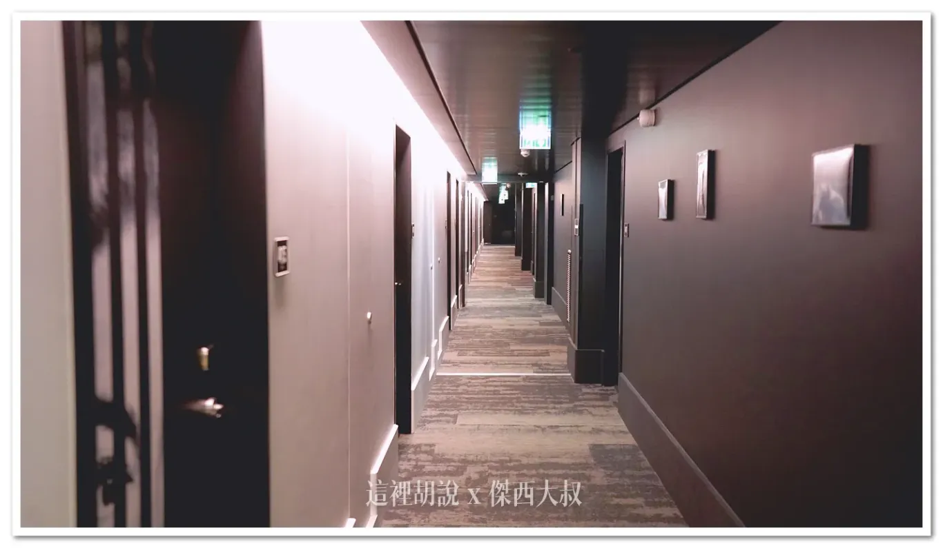 在走廊上放的也是電影的劇照