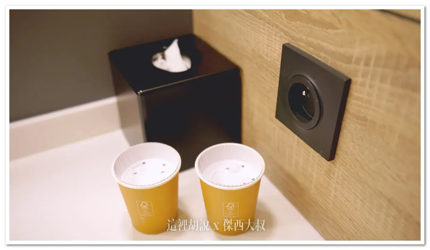 漱口杯採用的是一次性的紙杯