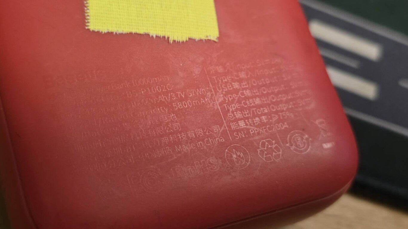 倍思的這款行動電源因為背後屬於非常淺的雷射雕刻，資訊非常不容易識別也不建議攜帶