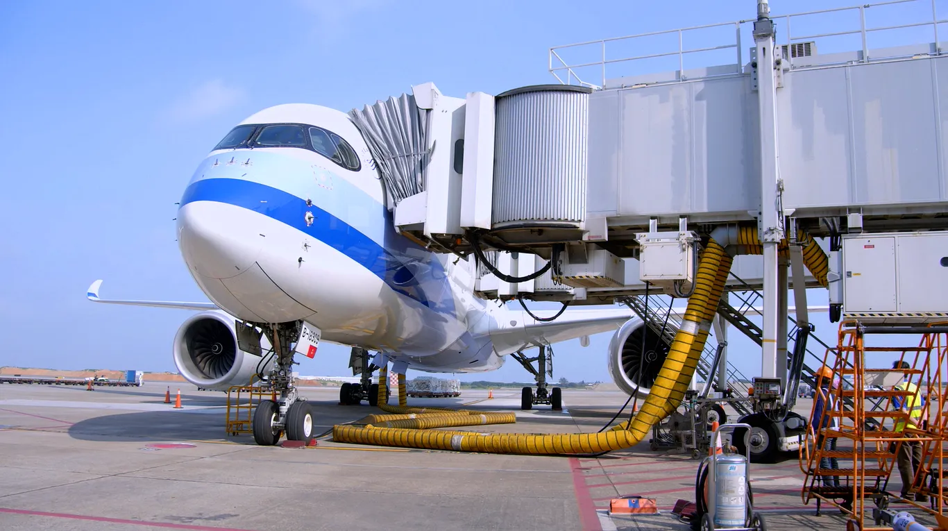 桃園機場近年積極推廣航空公司使用橋氣橋電設備，針對地停60分鐘以上客機，試辦靠橋後即使用橋氣橋電，預估一年減碳可達1.68萬公噸。