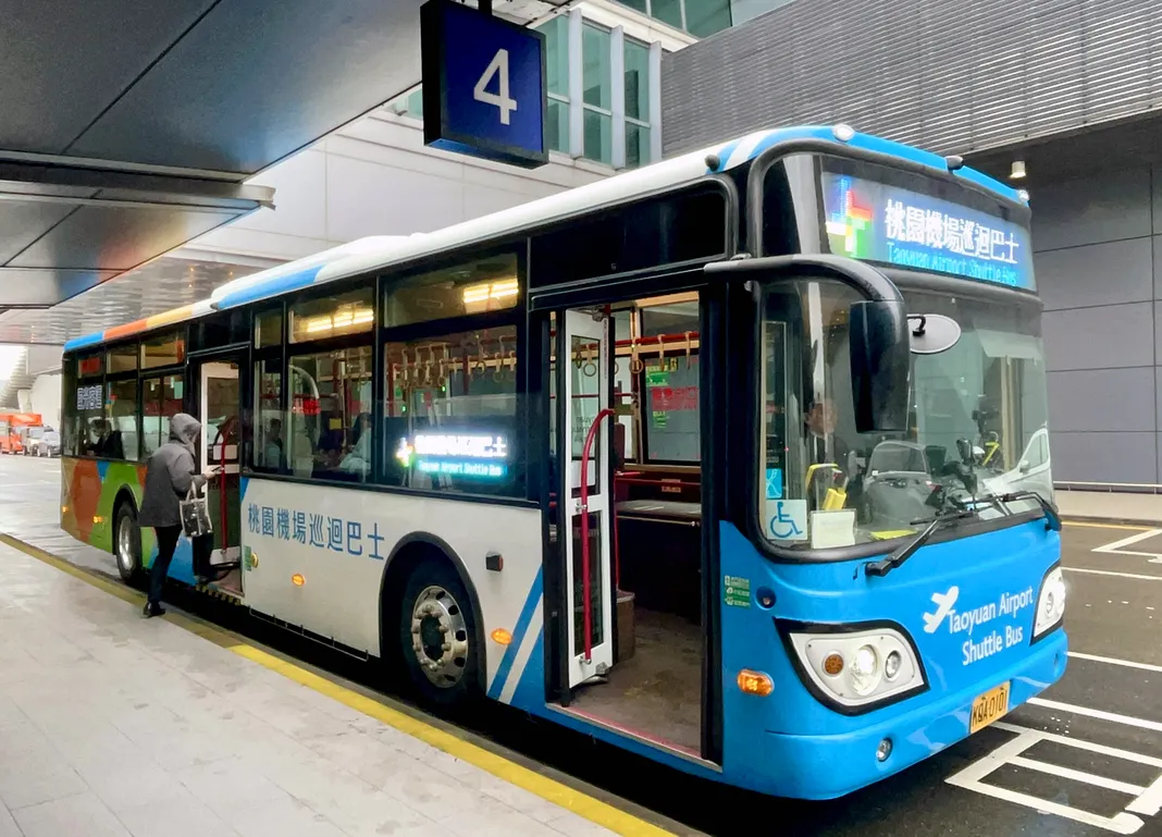 3. 因應國家淨零排放政策，機場公司採購3輛全新電動巴士取代柴油車提供巡迴巴士服務，自2024年8月1日起投入營運，提升服務品質也帶來永續效益。