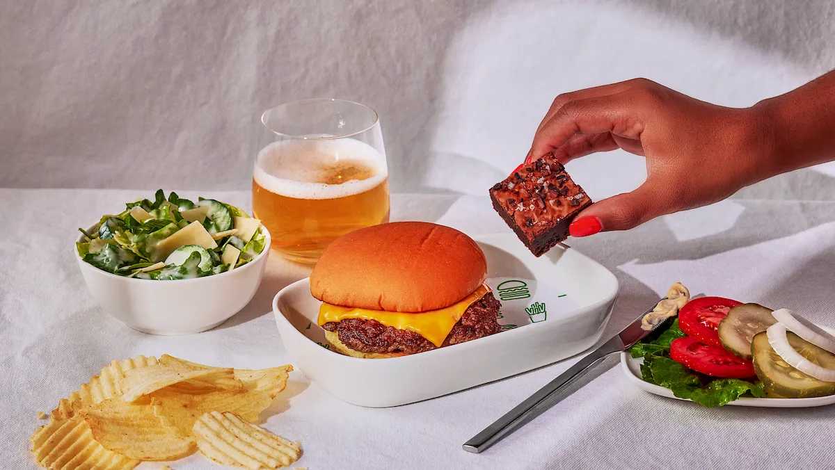 達美航空 機上吃的到Shake Shack經典漢堡 現在西雅圖出發的長途航班都吃的到：如何預訂 Shake Shack 起司漢堡？