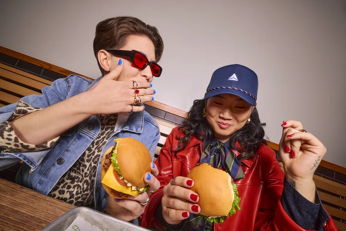達美航空 機上吃的到Shake Shack經典漢堡 現在西雅圖出發的長途航班都吃的到：Shake Shack x Uber 驚喜優惠，等你來拿！