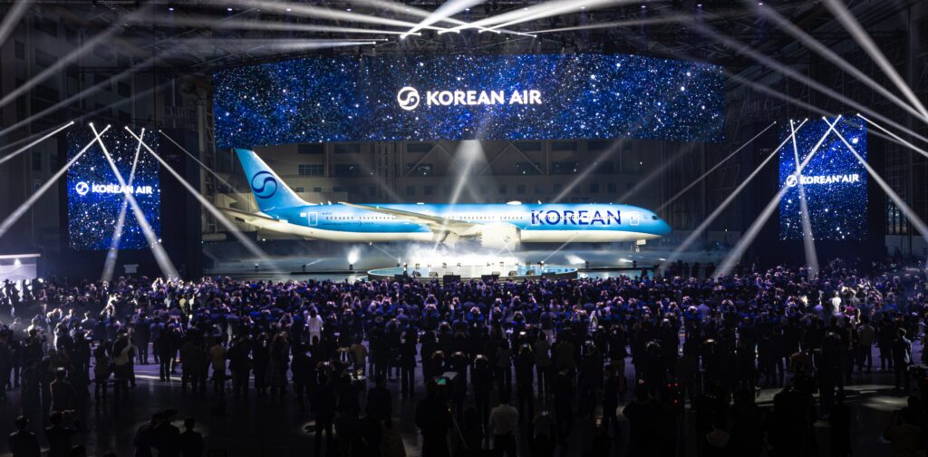 在 「Rising Night」 活動中公開的全新塗裝客機（大韓航空波音 787-10）