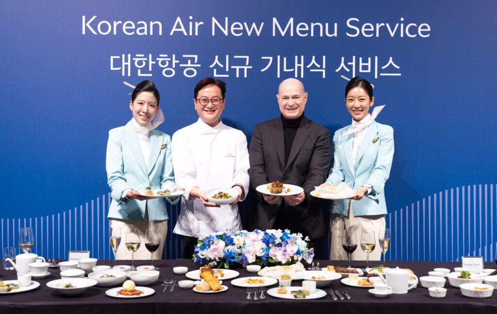 大韓航空於 11日早上 在 仁川君悅酒店（Grand Hyatt Incheon） 正式發表了 全新機上餐點菜單 及 升級版機上服務。