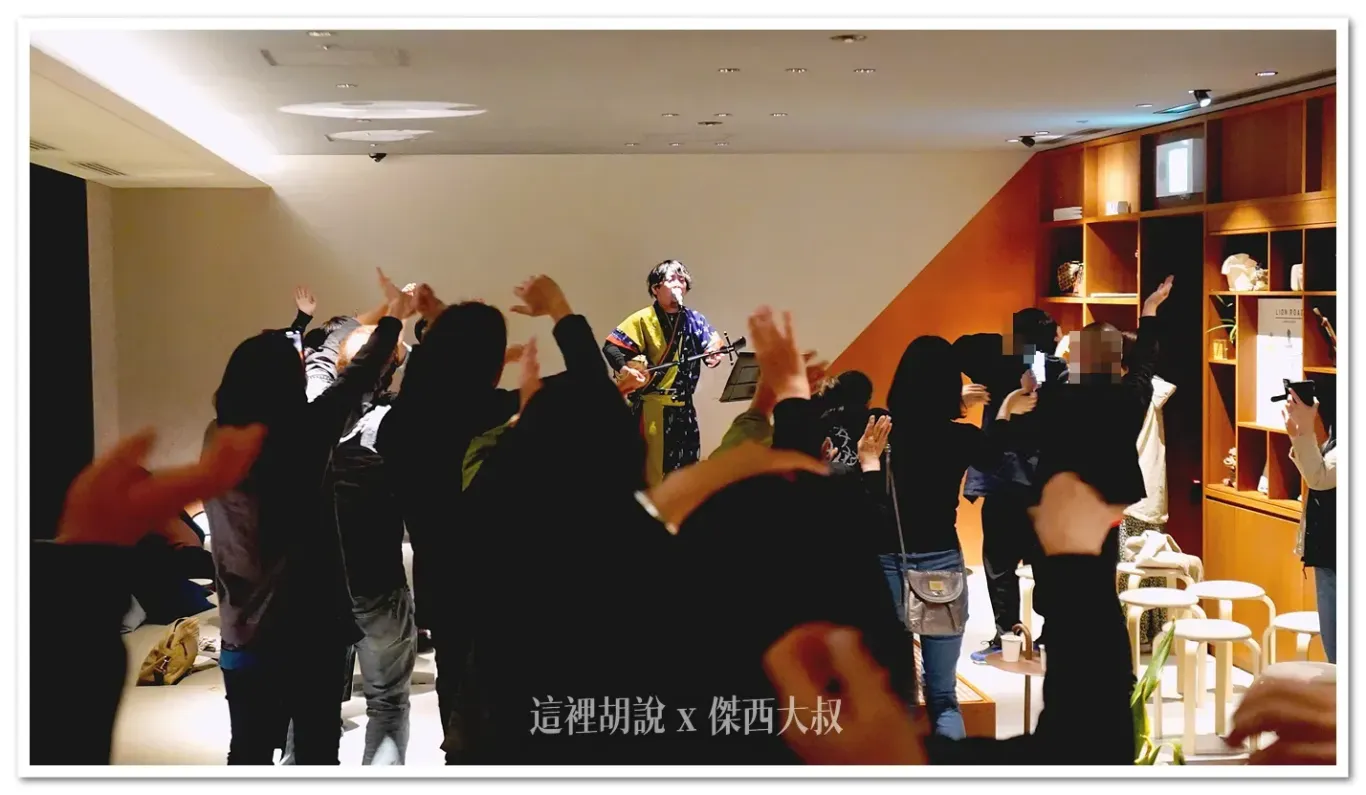 沖繩住宿『 OMO5 沖繩那霸 by 星野集團』 位於市區.導覽活動.生活機能完整:三線琴表演 三線琴表演