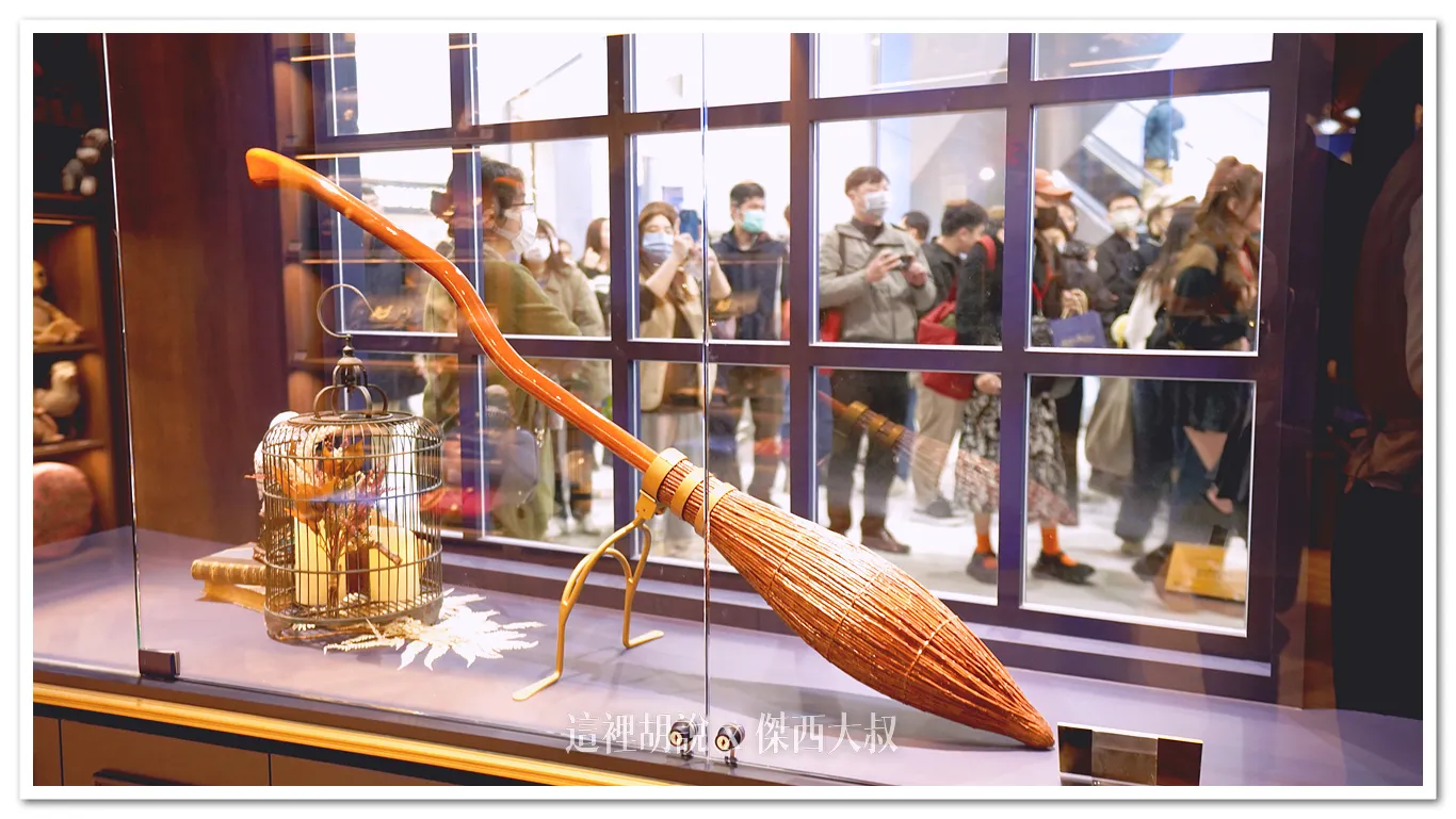 櫥窗裡的《哈利波特：神秘的魔法石》使用的魔法掃帚光輪2000