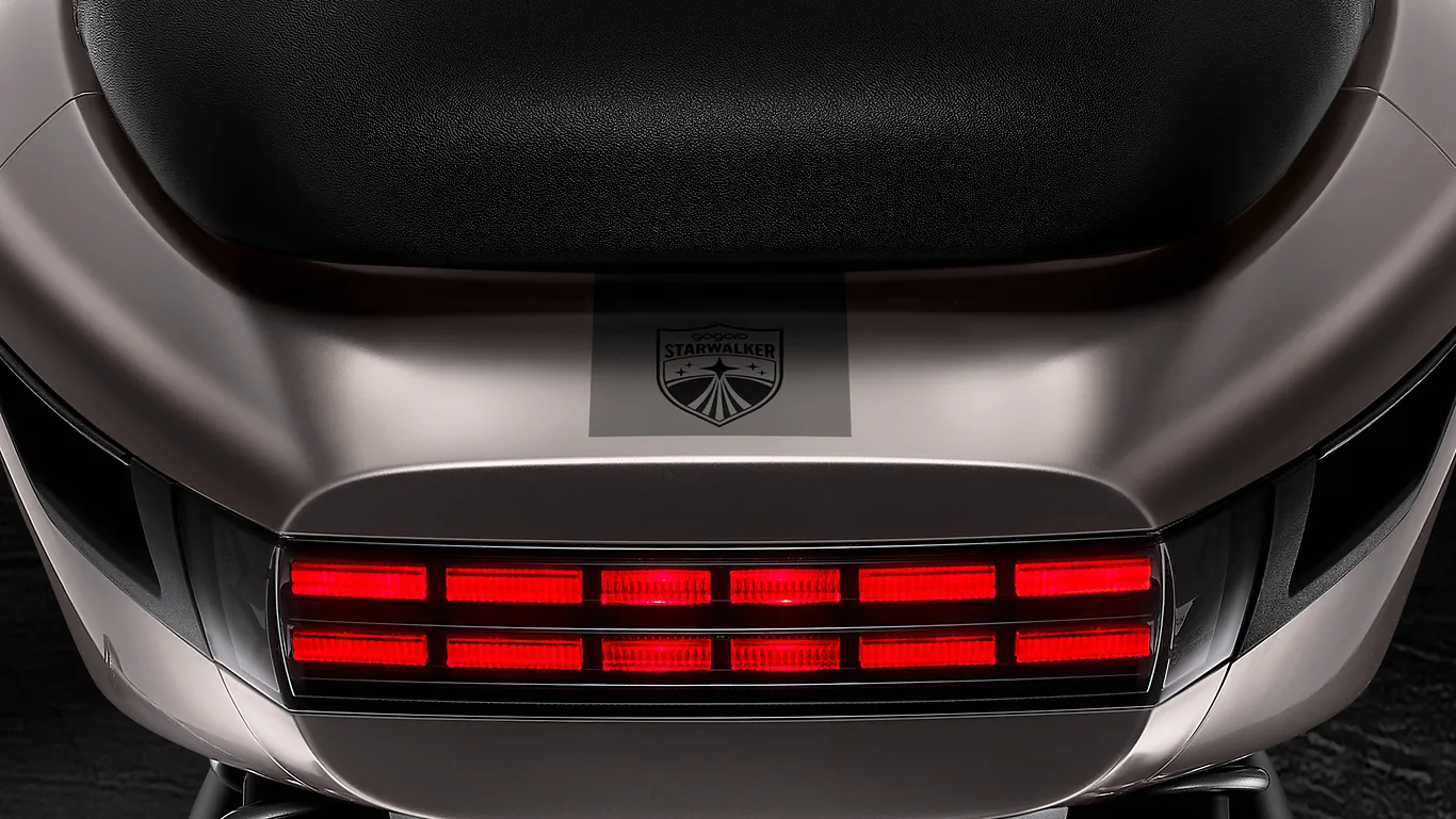 車尾則融合星宇航空飛機塗裝條紋與聯名Logo，強化聯名辨識度