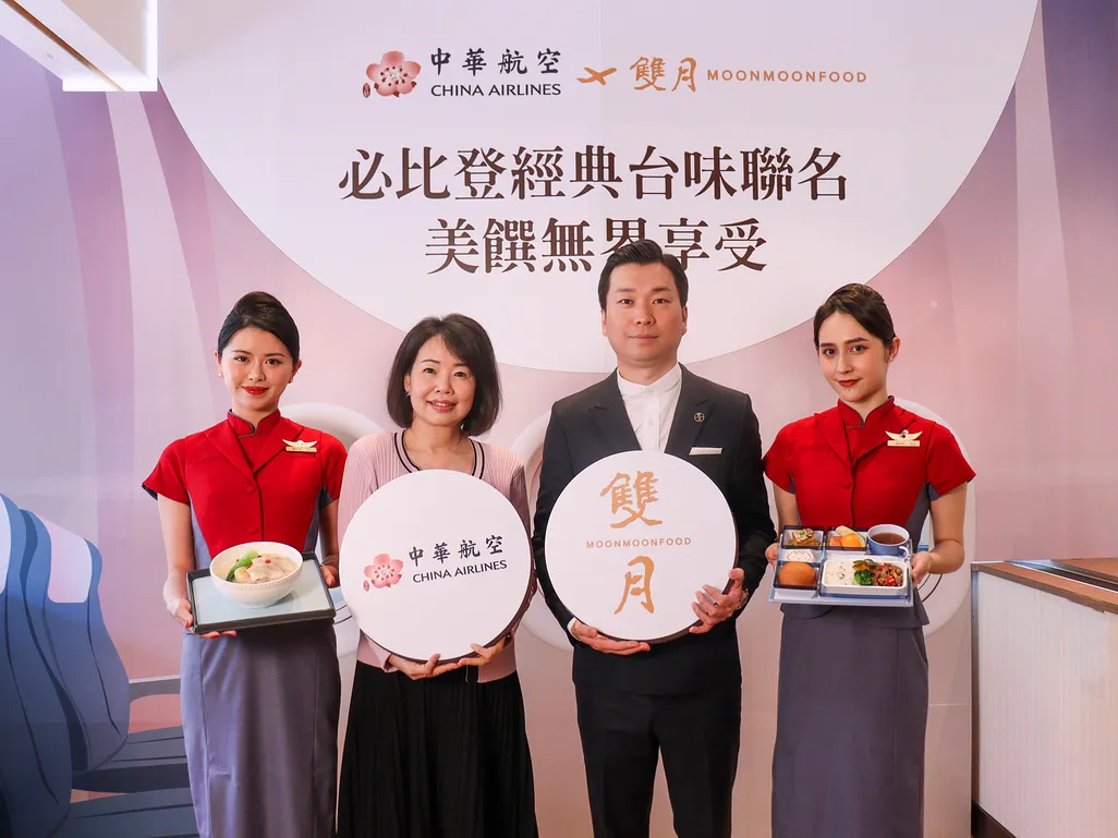 華航空品營銷處處長曹志芬(左二)、雙月食品社社長賴永晟(右二)共同宣布攜手合作