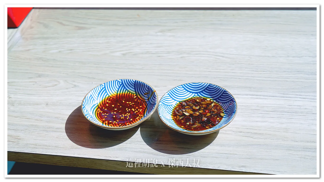 一個是辣油，一個是蒜味醬油