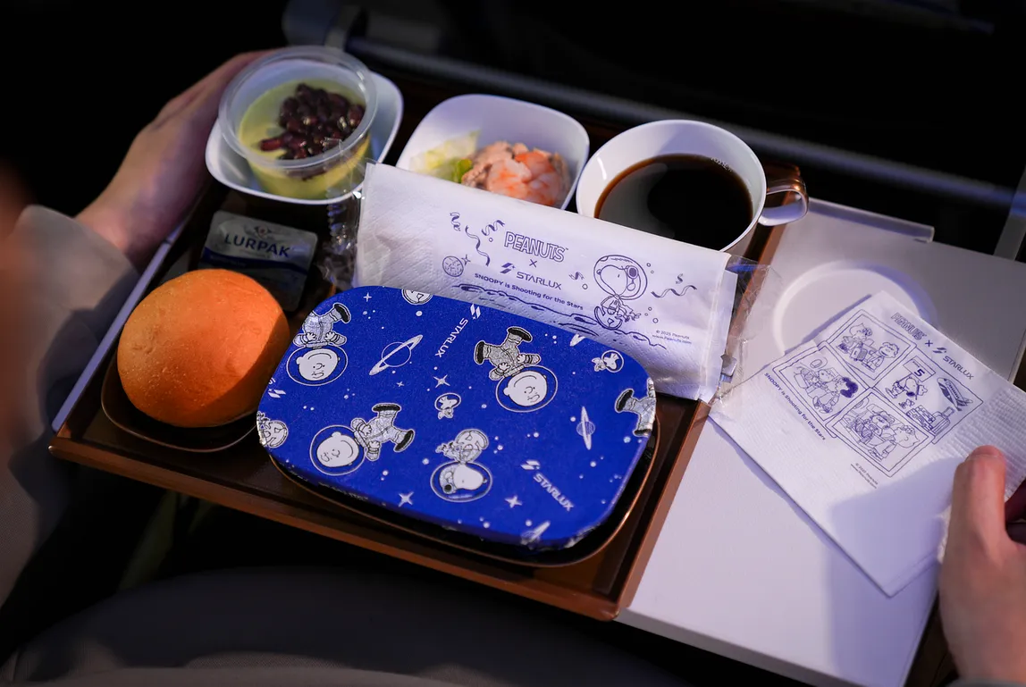 有別於去年的航空繽紛元素，此次以宇宙藍及星光金為主要色調，共10多項備品換新設計，可愛風格結合探險精神。