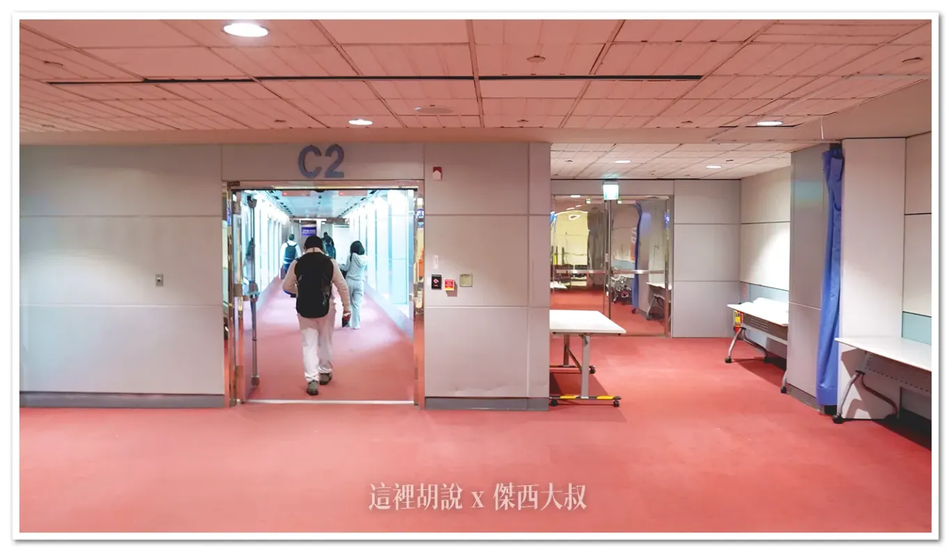 今天使用的是C2登機門因為有有雙層空橋，所以一旁還有另外一個登機空橋