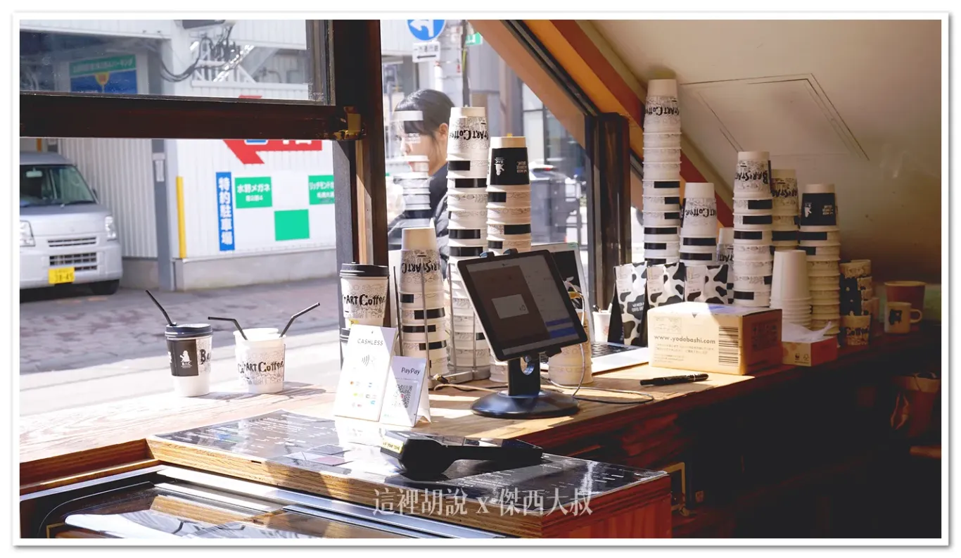 點餐櫃臺不大，空間算是蠻溫馨的木質調