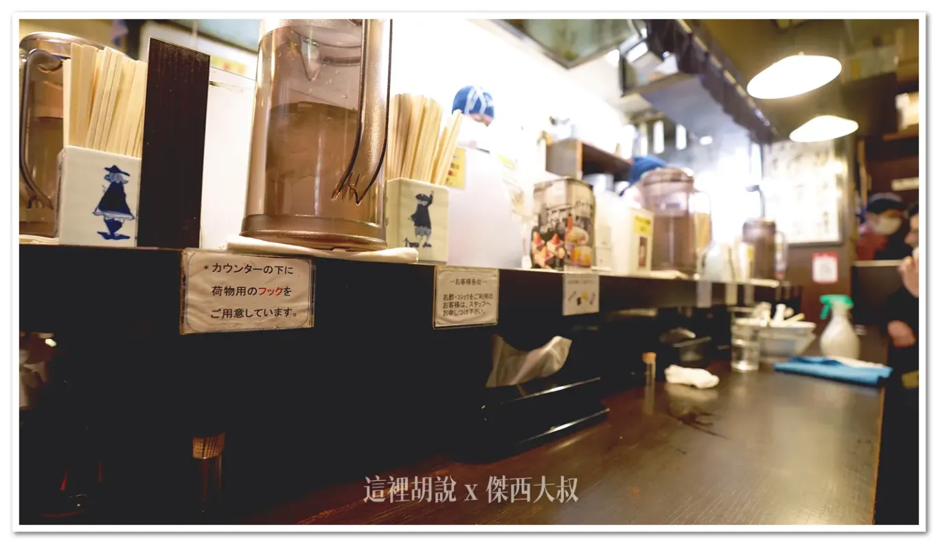 北海道的拉麵店大部分的用餐空間都是這樣小小的,座位數量也不多 北海道的拉麵店大部分的用餐空間都是這樣小小的,座位數量也不多