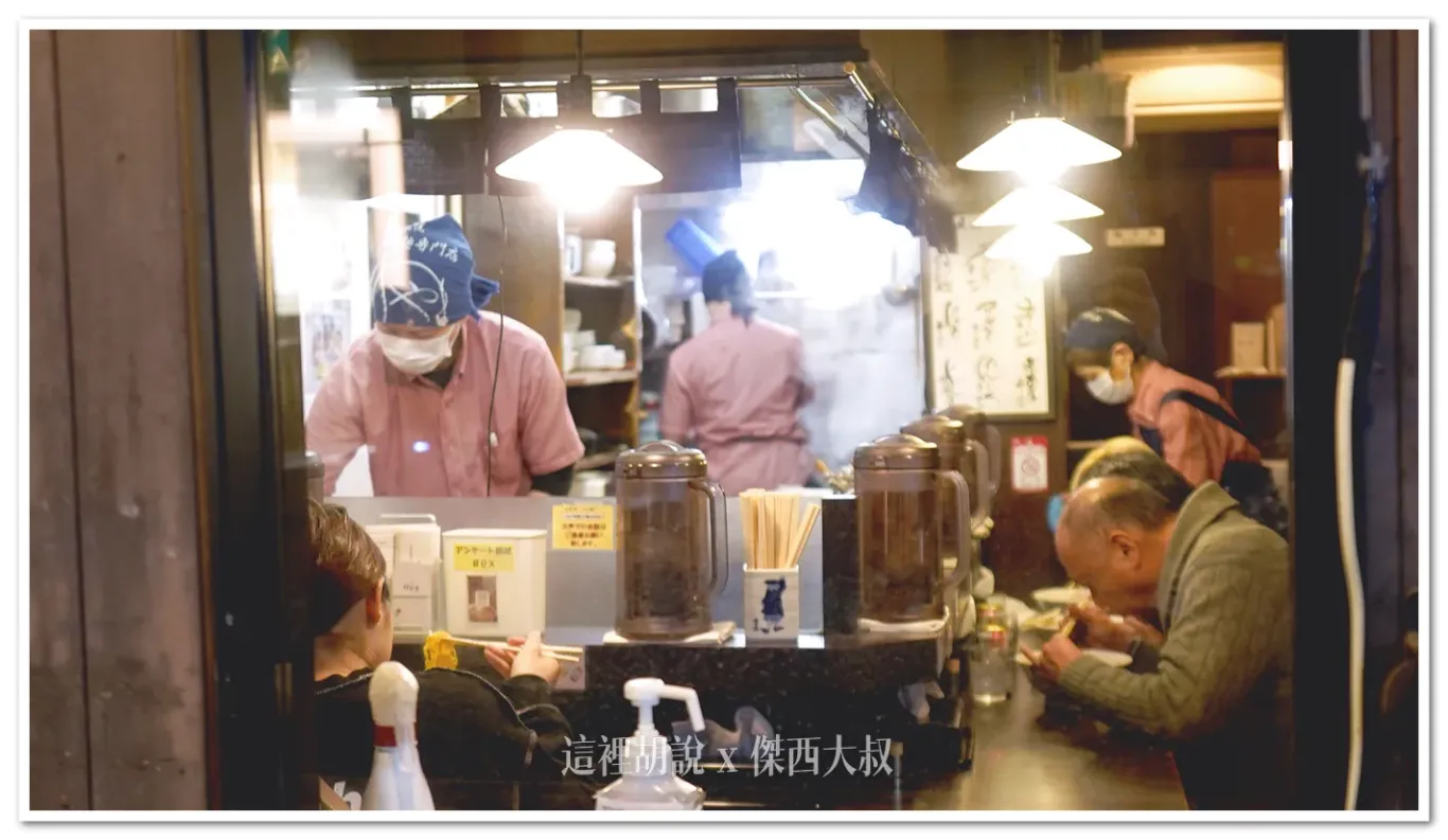 店員也就三個,一個負責製作拉麵、另外一個後廚,還有一個外場 店員也就三個,一個負責製作拉麵、另外一個後廚,還有一個外場